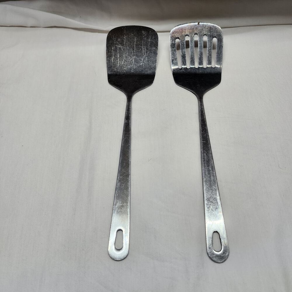 Set of 2 Wolfgang Puck heavy serving spatulas. One solid and 1 slotted. B45